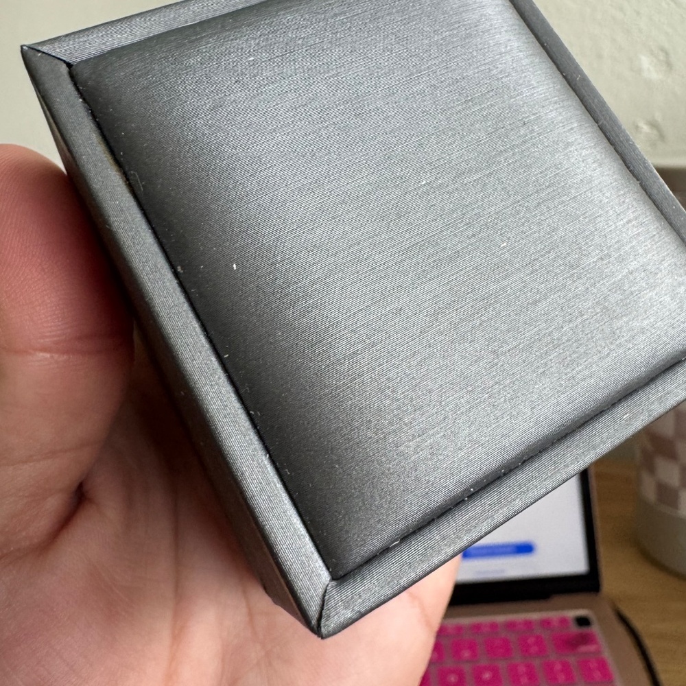 Velvet Ring Box โ New & Elegant โ Jewelry Storage, Gifts or Proposals - Picture 11 of 12